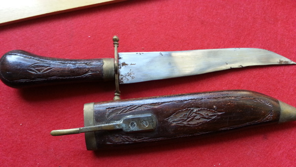 Indonesisches Messer in Holzscheide